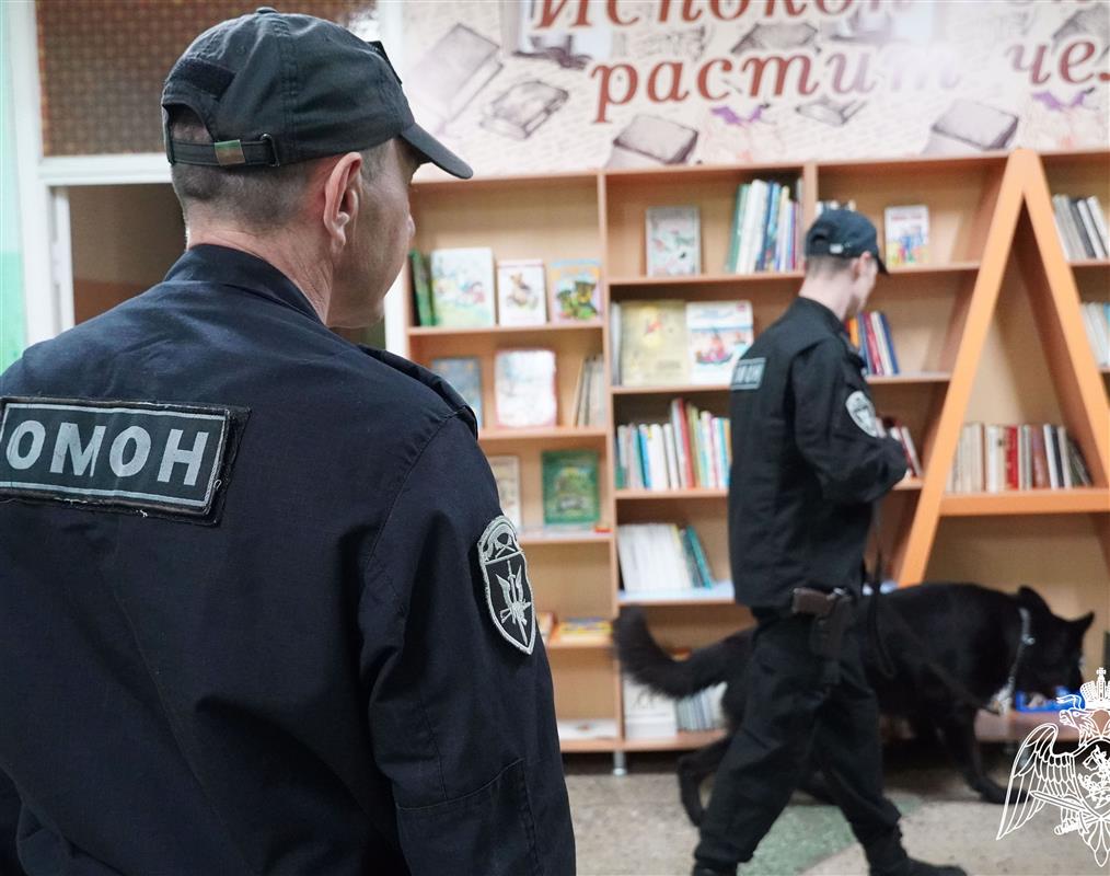 Сотрудники Росгвардии проверяют безопасность мест проведения ЕГЭ в Костроме
