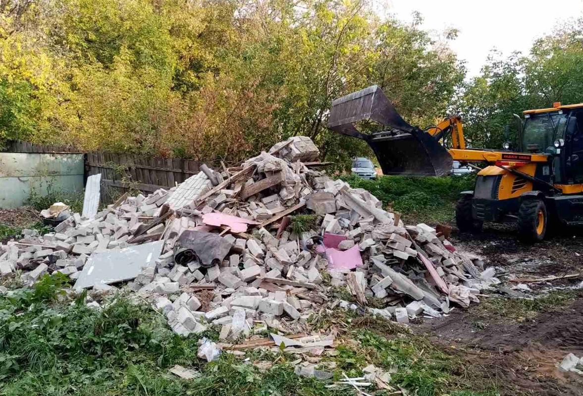 На Щемиловке сносят аварийную хозпостройку