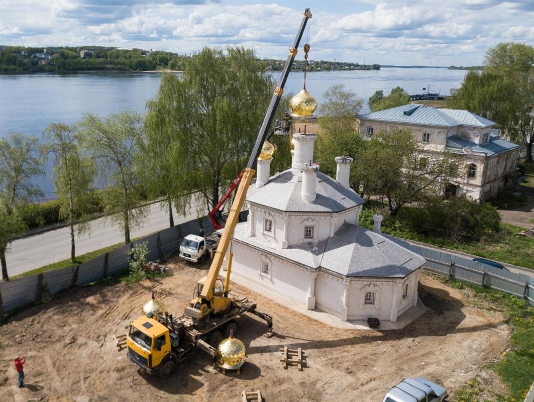На главки храма святителя Николая Чудотворца на Дебре установили кресты. 