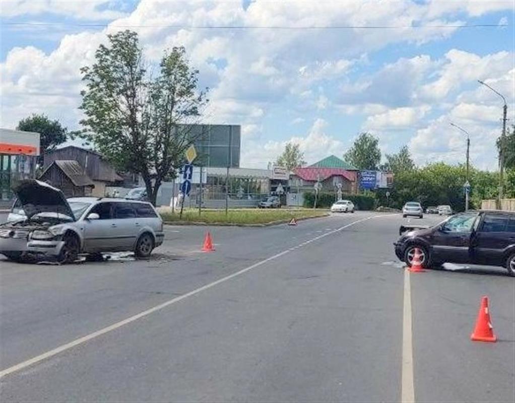 В Костроме не смогли разъехаться две иномарки: пострадала пассажирка