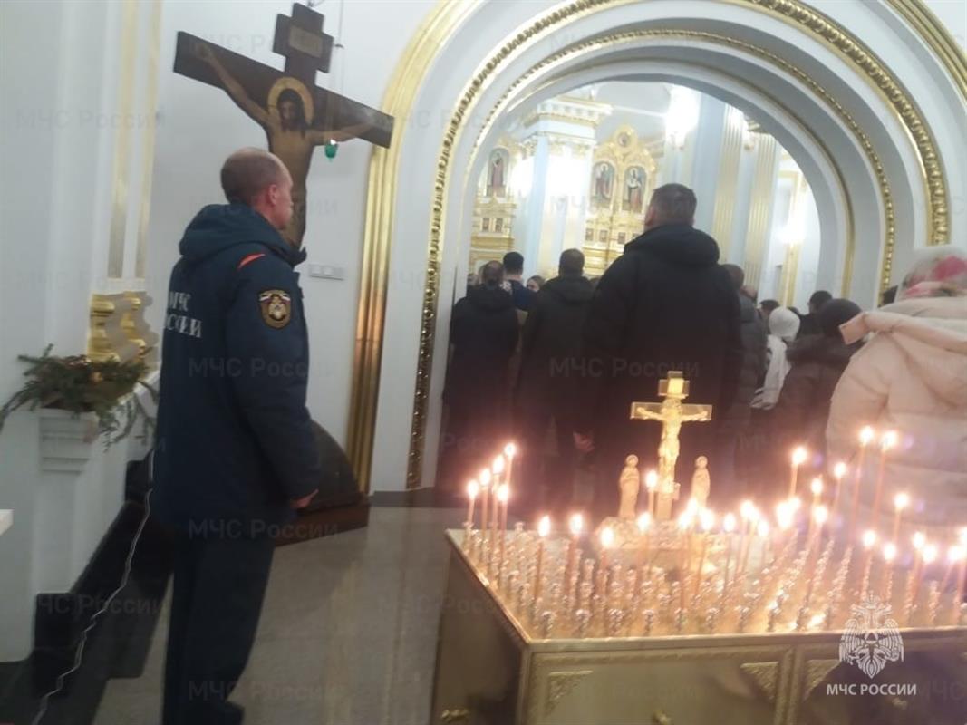 Костромичам напомнили правила безопасного поведения в храме в Рождество