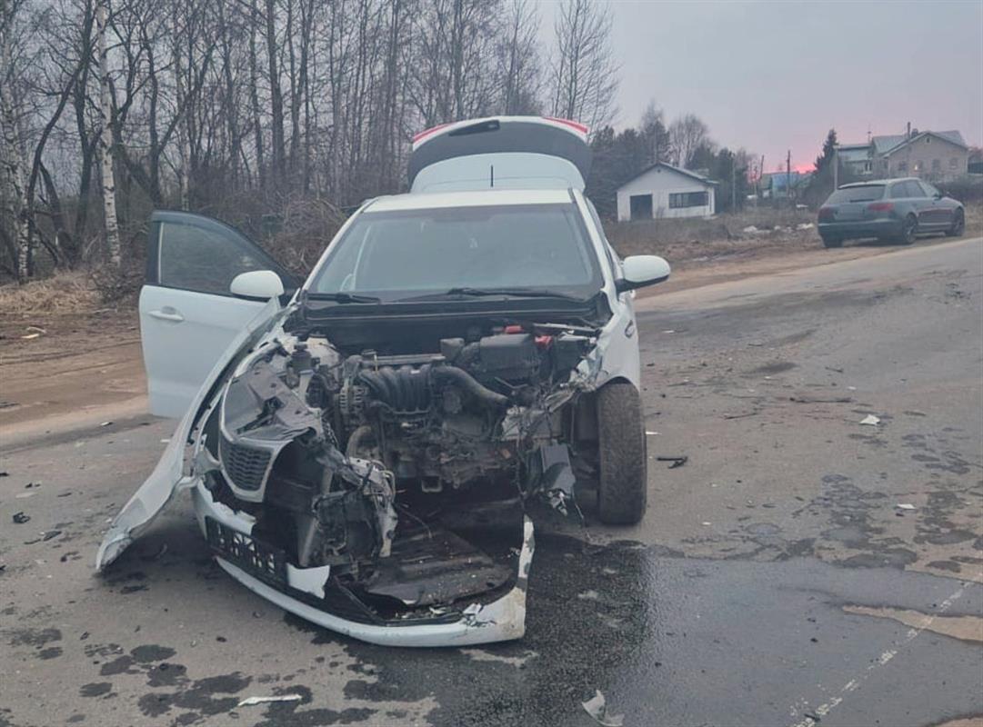 На дороге в Костромском районе не смогли разъехаться две автоледи