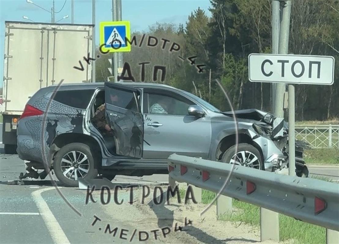 На въезде в Кострому произошло ДТП с участием грузовика и двух легковушек

