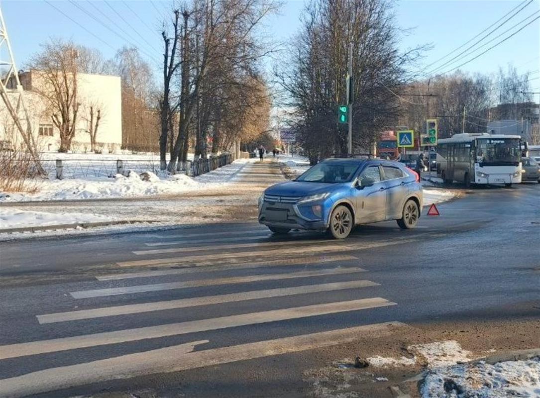 На пешеходном переходе в Костроме водитель иномарки сбила молодого человека 
