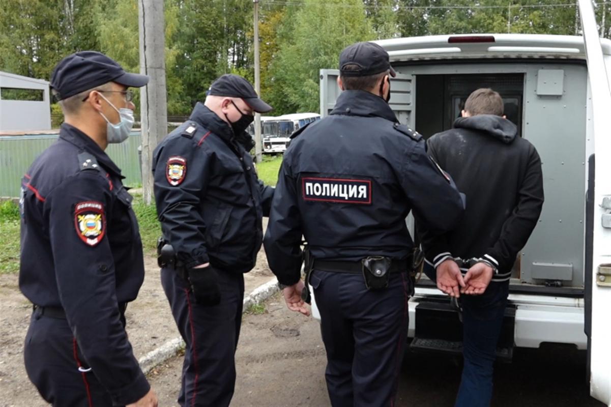 «Сила есть...»: в Костроме задержали разбившего фонари у пруда на Шагова