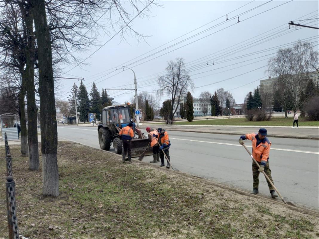 Более 40 рабочих занимаются уборкой дорог и тротуаров в Костроме