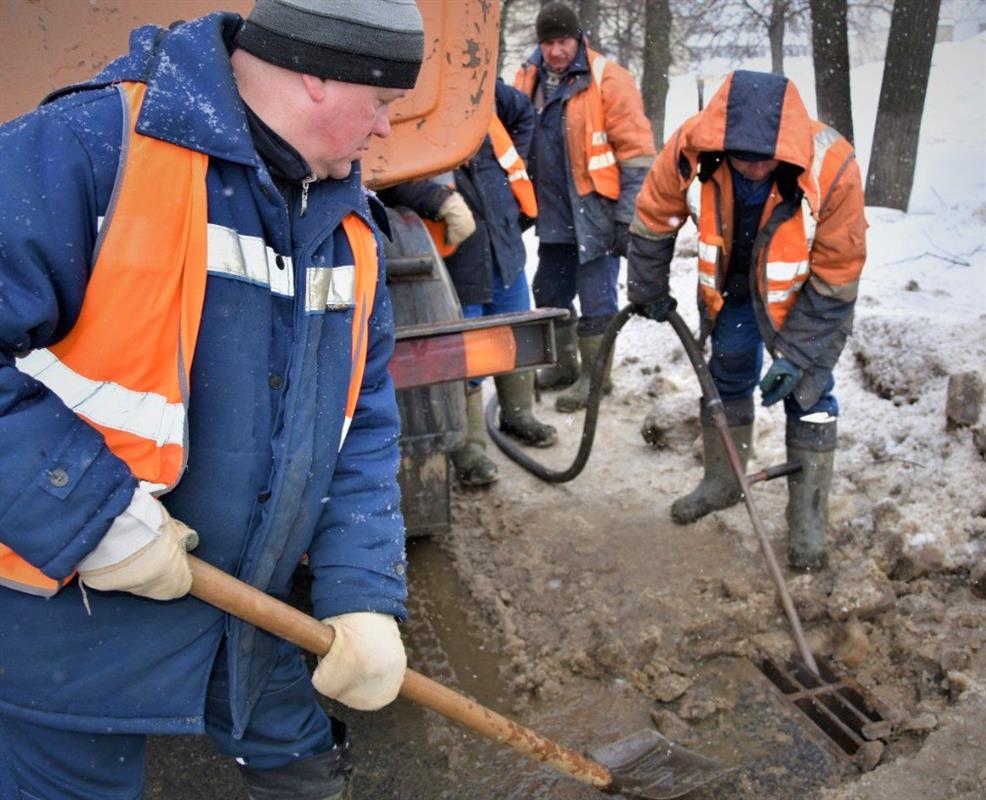 Весна идёт: в Костроме вывозят снег с улиц и промывают ливневую канализацию
