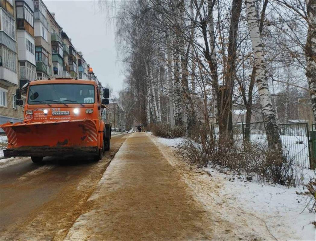 Дорожные службы продолжают борьбу со снегом и наледью на костромских улицах
