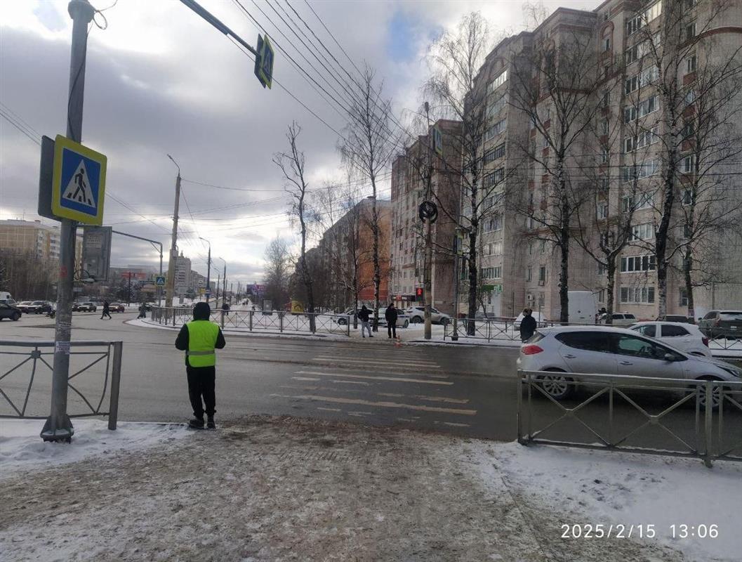 В Костроме разыскивают водителя, который сбил пешеходов и скрылся с места ДТП

