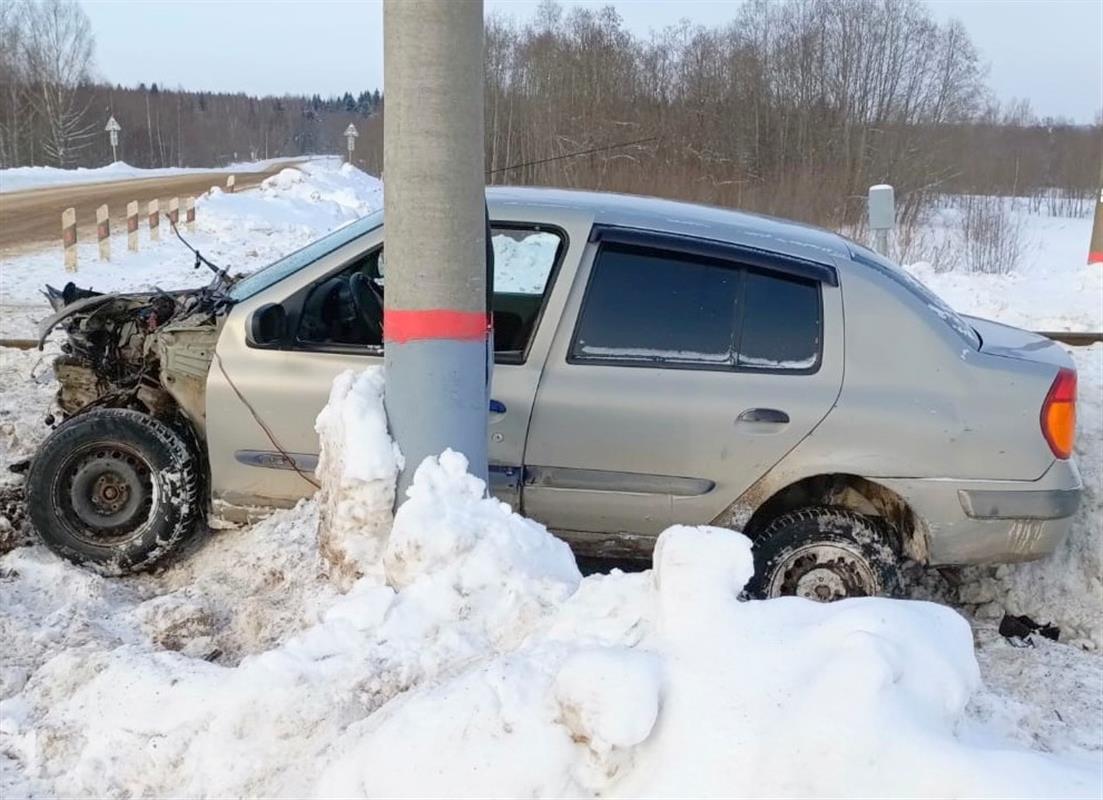 В Костромской области «легковушка» врезалась в едущий тепловоз
