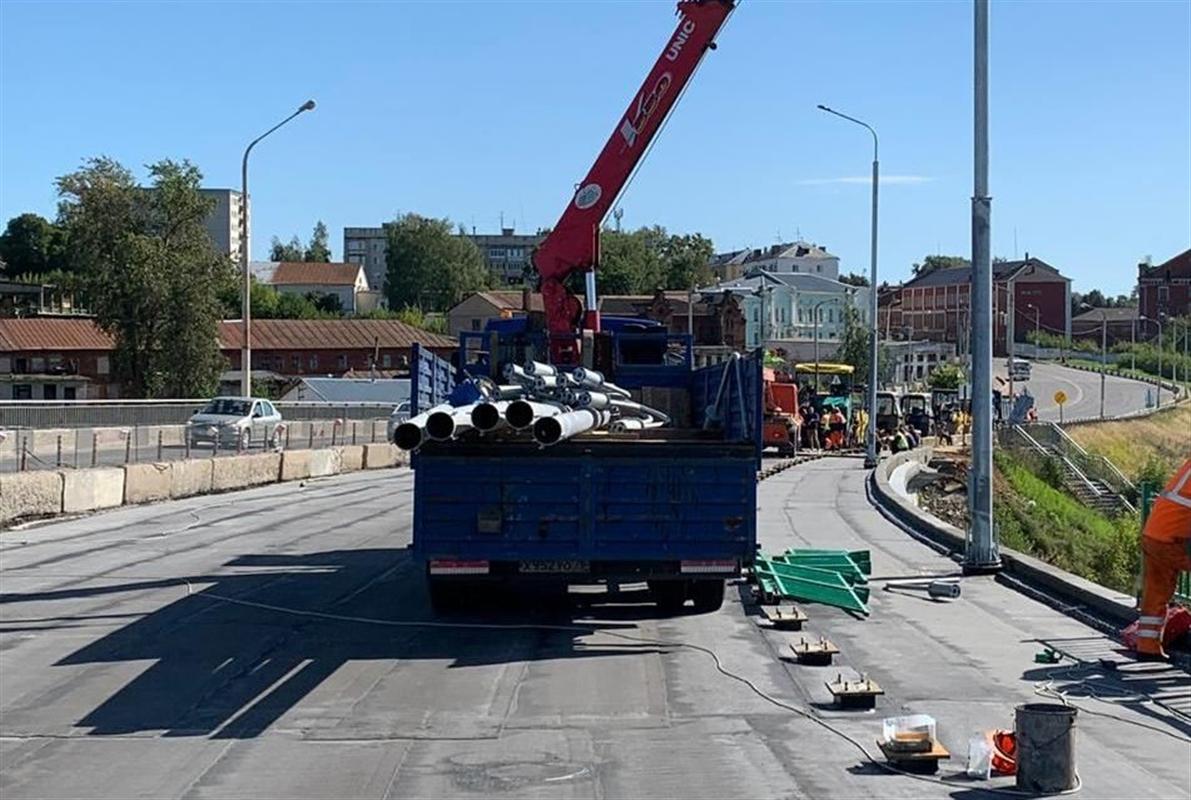 Мост через реку Кострому начали асфальтировать