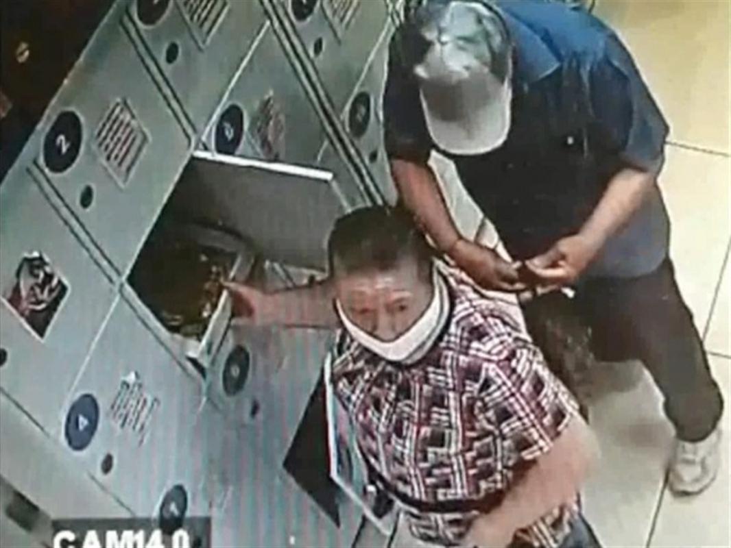 Полицейские ищут двоих неизвестных, вскрывших чужую камеру хранения в одном из торговых центров