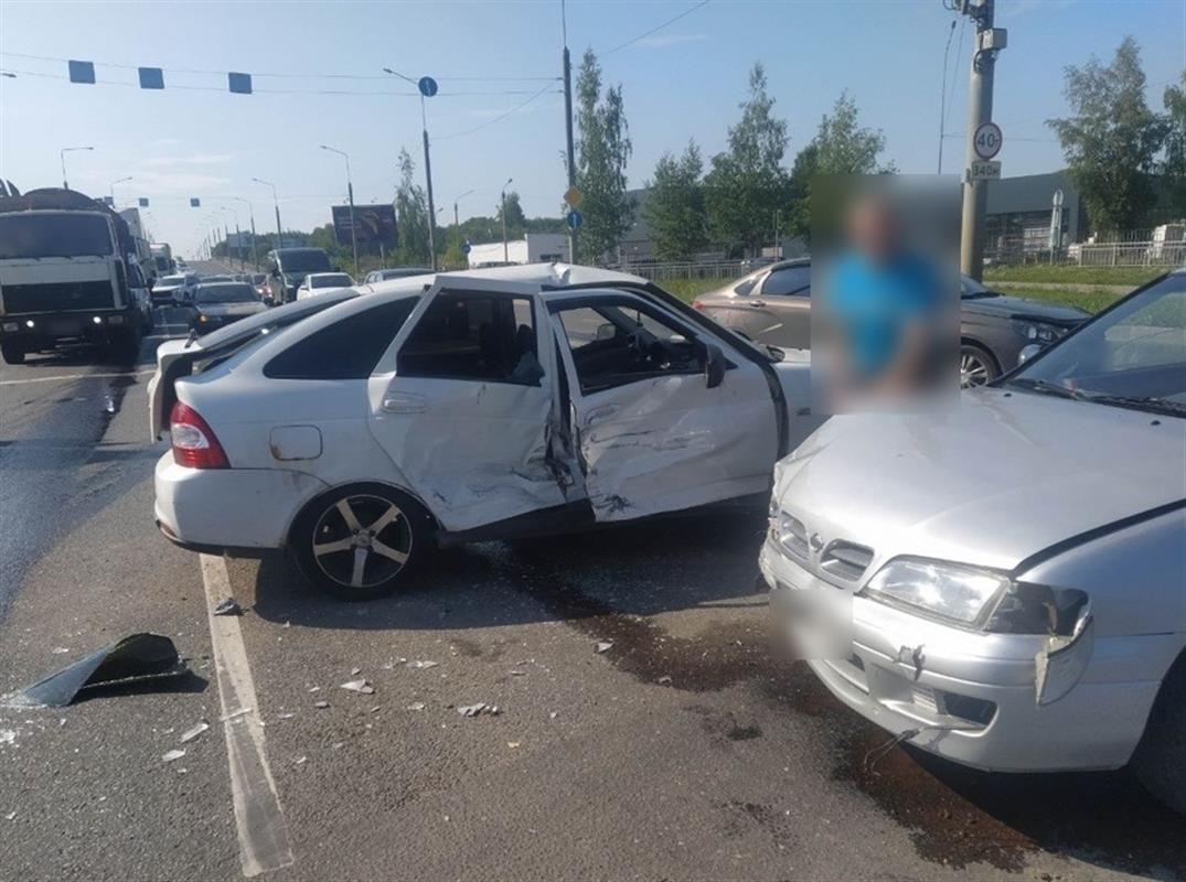 Два автомобиля столкнулись на перекрёстке в Костроме: пострадала пассажирка
