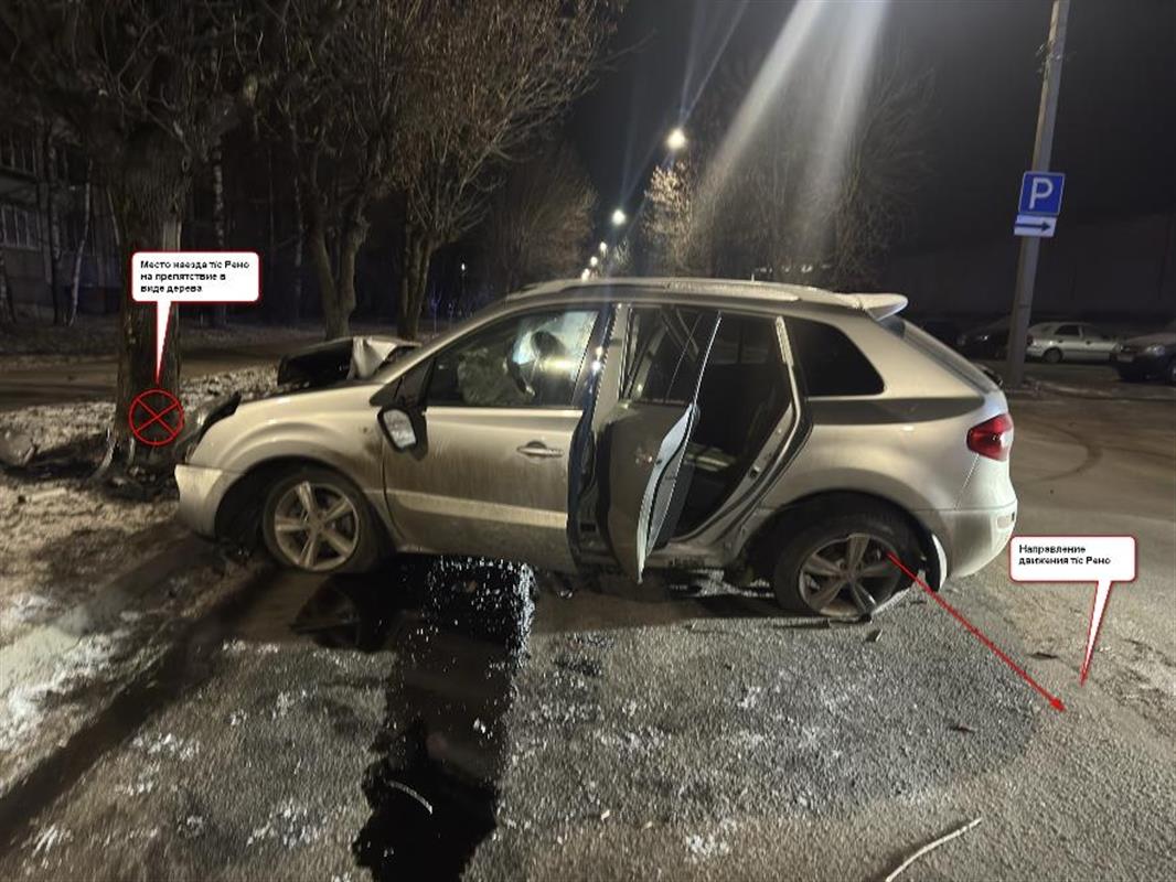 В Костроме автомобиль врезался в дерево: есть пострадавшие 