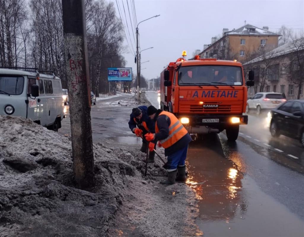 Дорожные службы спасают костромские улицы от подтопления талыми водами
