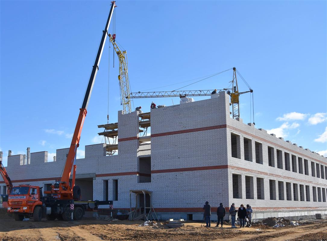 Строительство новой школы в поселке Волжском ведется строго по графику