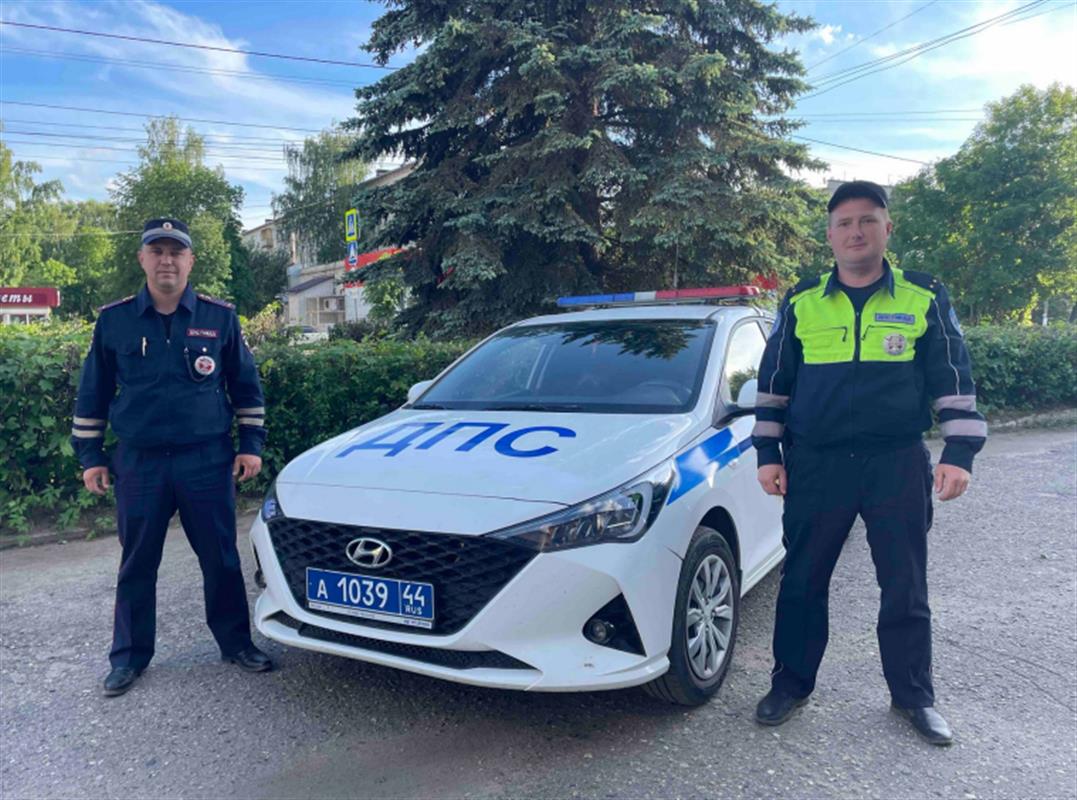 Костромские автоинспекторы пришли на помощь жителям загоревшегося частного дома