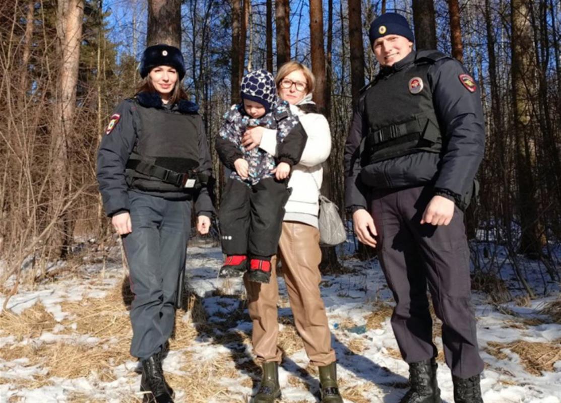 Полицейские разыскали костромичку с ребёнком, заблудившуюся в лесополосе 
