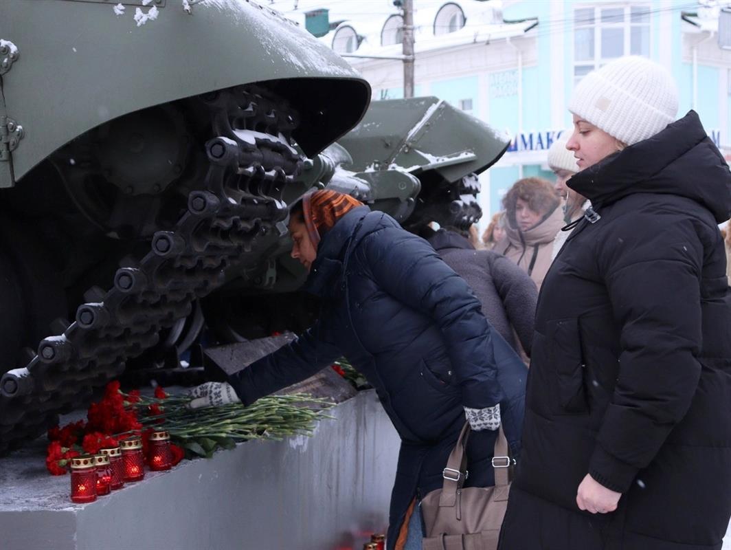 Костромичи несут цветы к стихийному мемориалу в память об Игоре Кириллове
