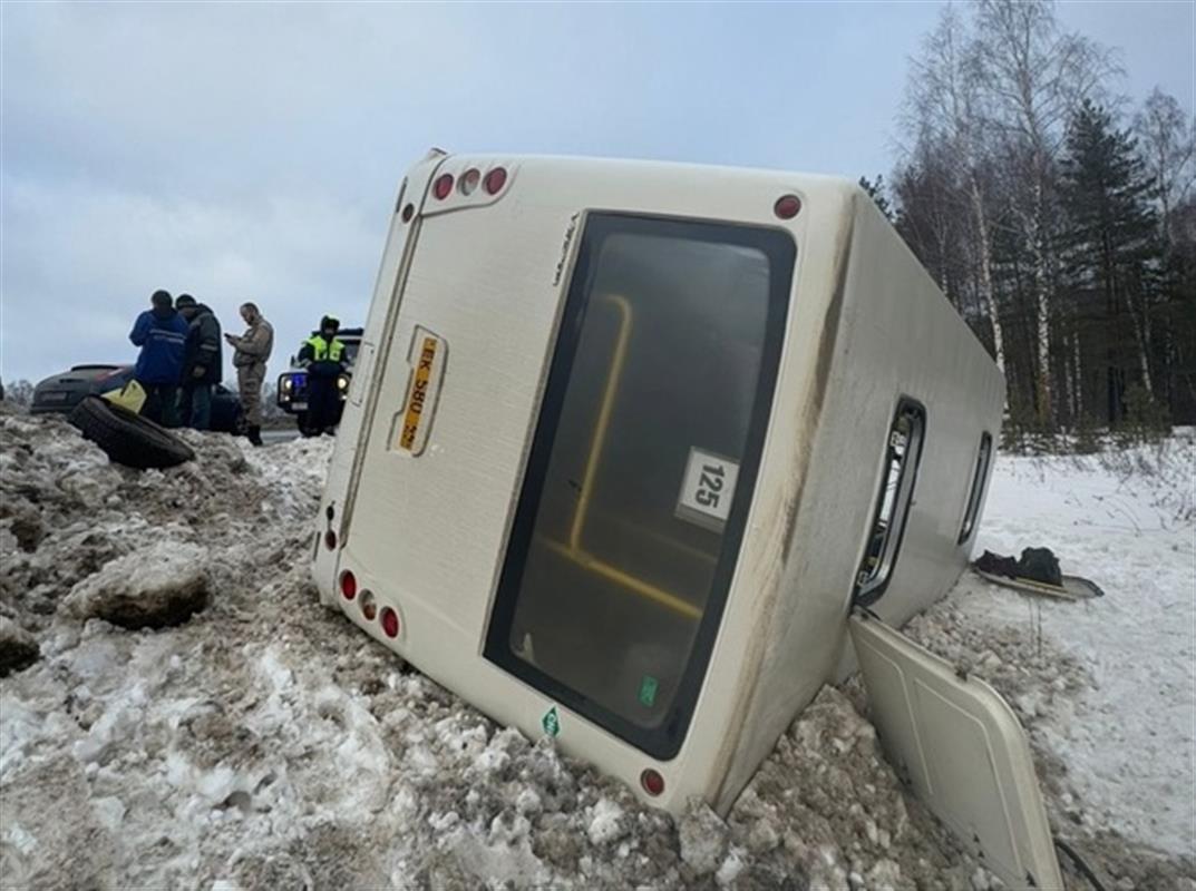 Автобус с пассажирами съехал в кювет и опрокинулся на костромской трассе