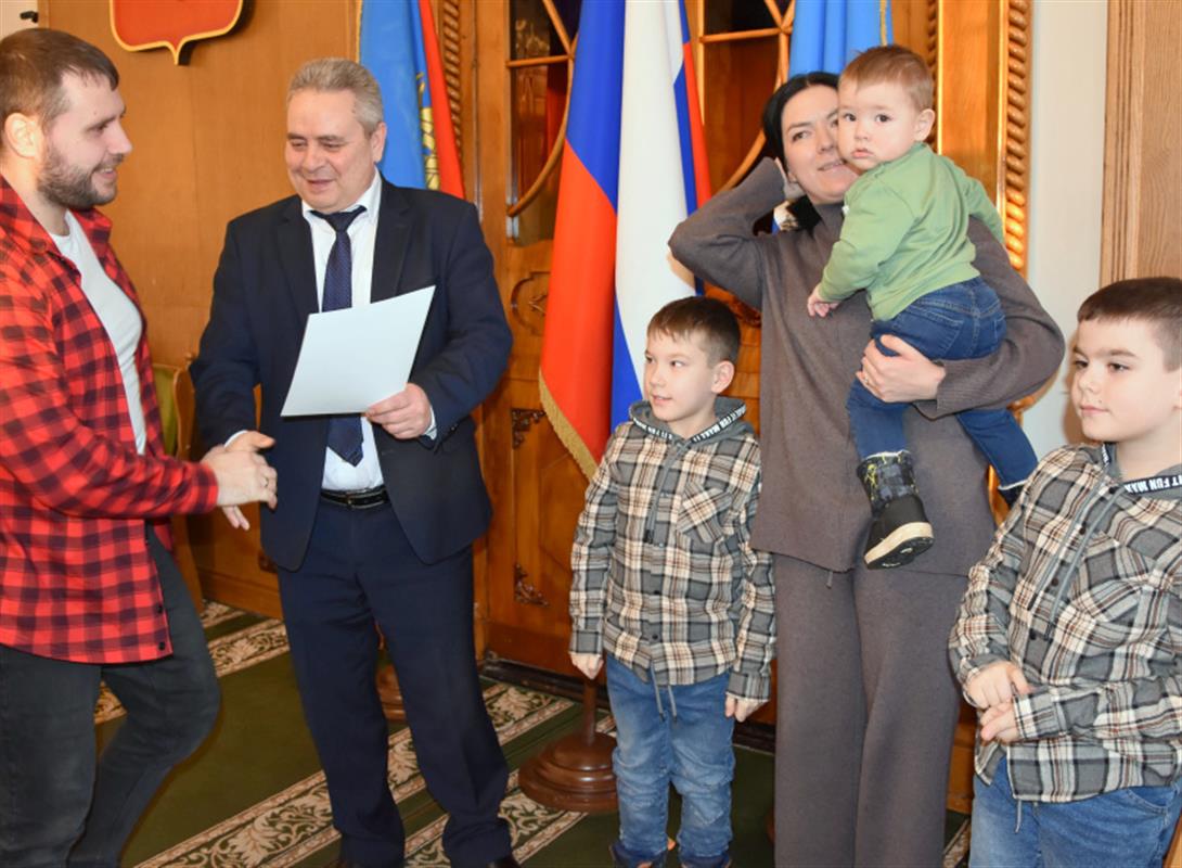 В Костроме ещё 13 молодых семей получили соцвыплаты на улучшение жилищных условий
