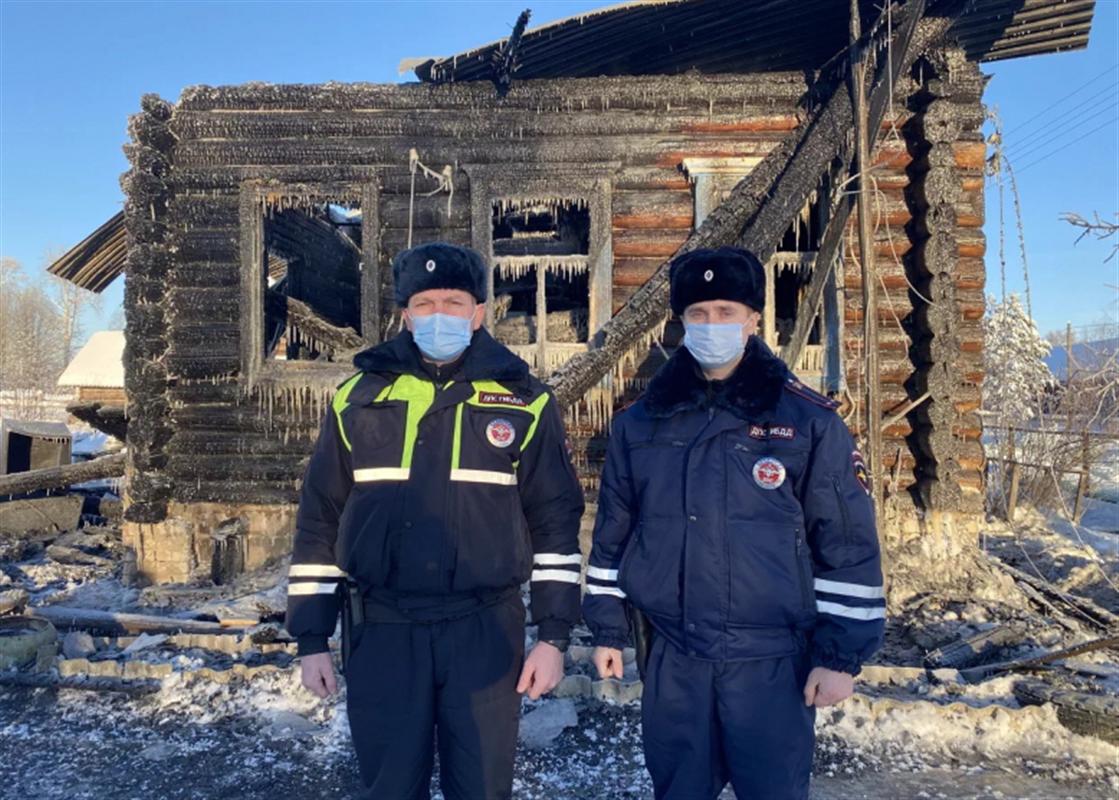 В Костромской области сотрудники полиции спасли семью из горящего дома