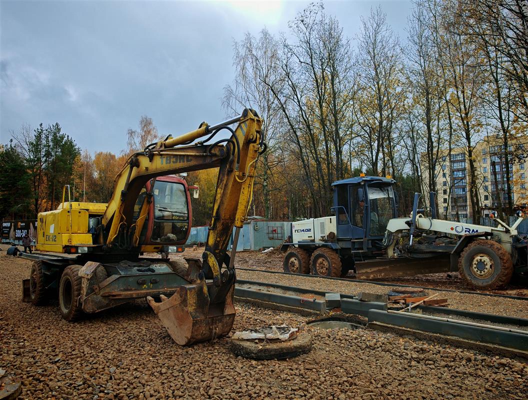 На новой дороге в районе Кинешемского шоссе в Костроме монтируют уличное освещение
