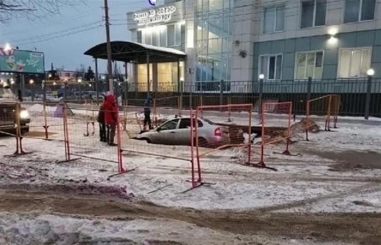 На улице Маршала Новикова костромич на «Ладе» съехал в котлован
