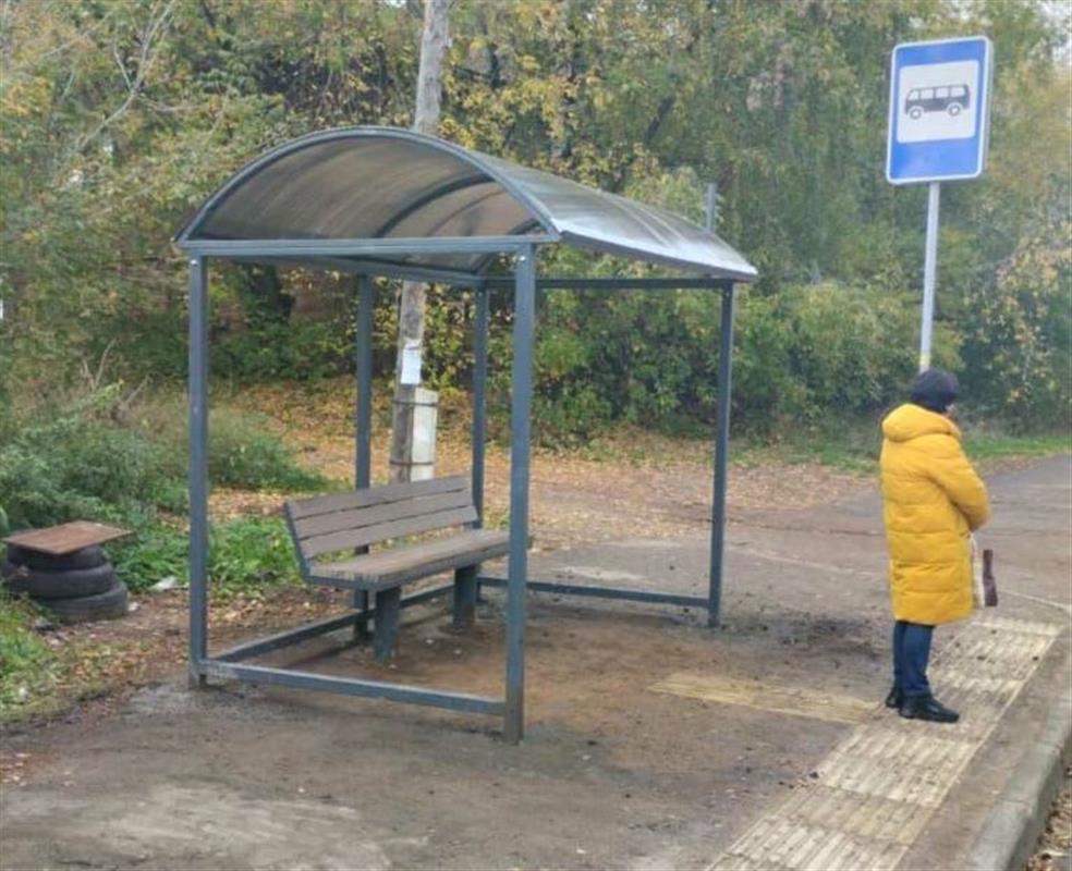 В Костроме на автобусных остановках устанавливают новые павильоны
