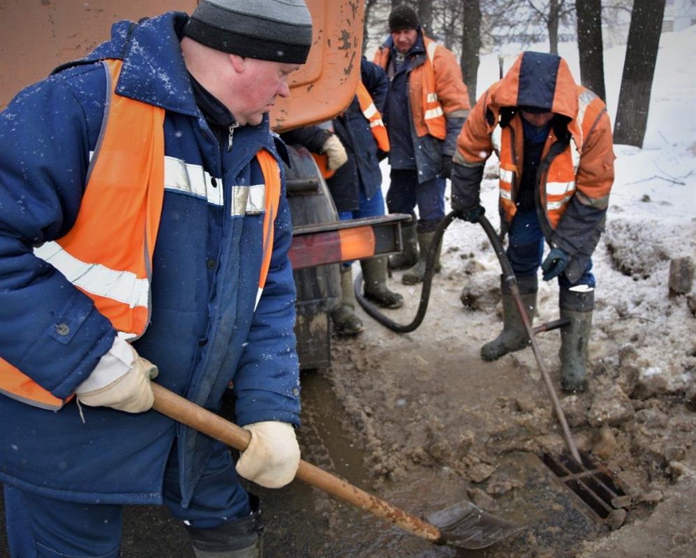 Перед потеплением дождеприёмники в Костроме пролили горячей водой  