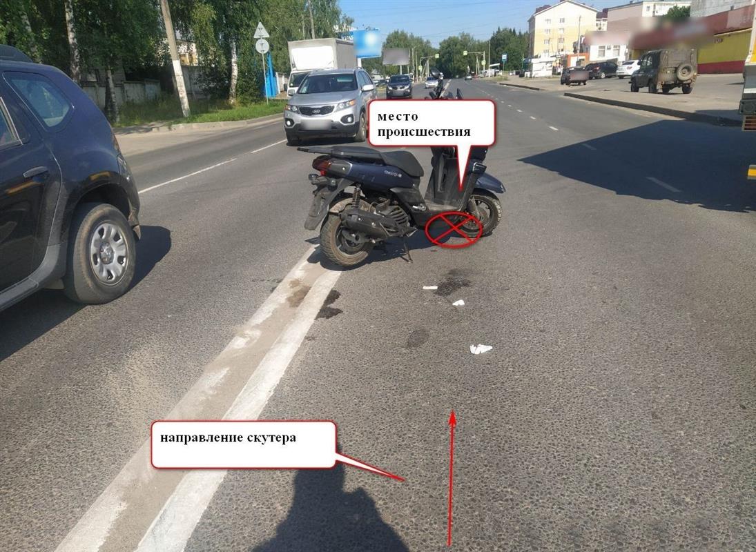 Водителю, упавшему со скутера в Костроме, потребовалась помощь медиков
