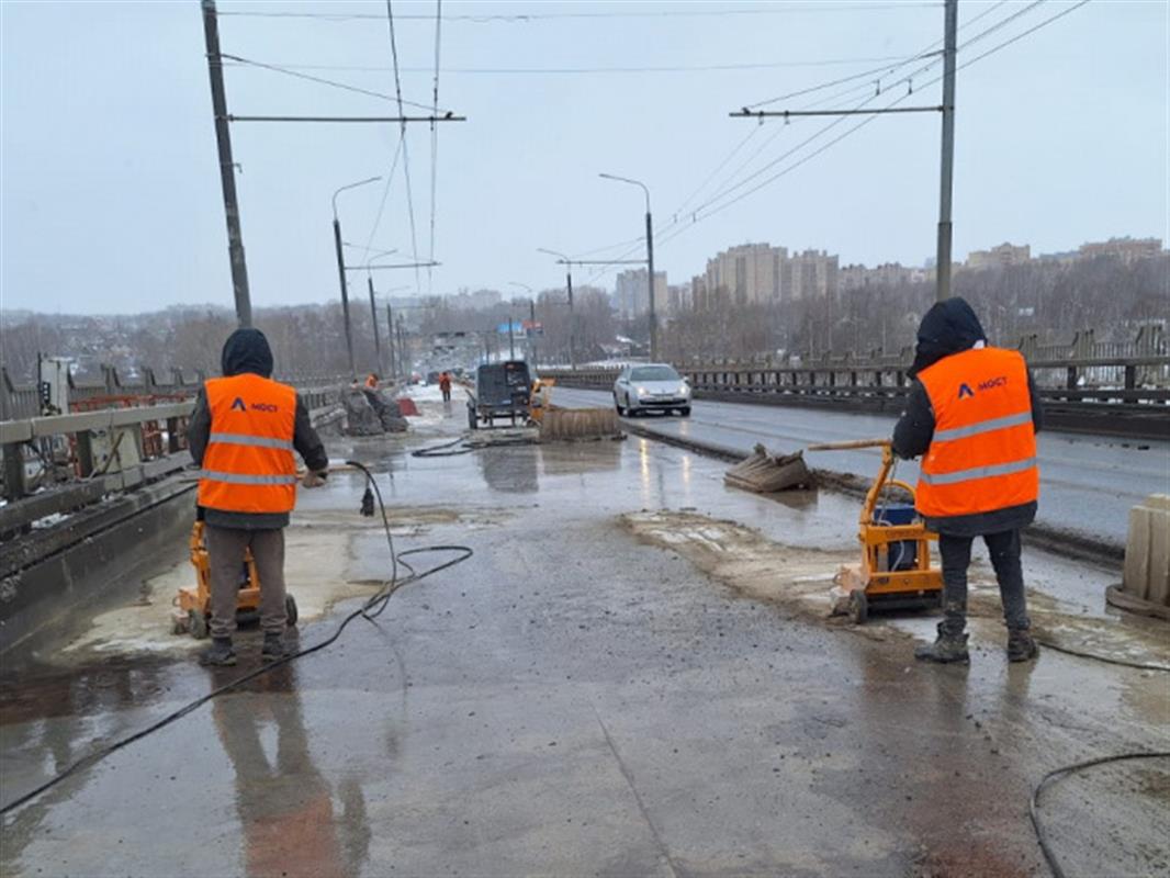 Старый асфальт на ремонтируемой половине костромского моста сняли наполовину
