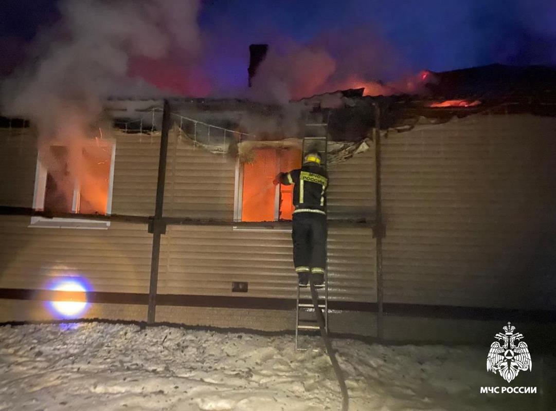 Двое жителей Костромской области погибли при пожаре в своей квартире
