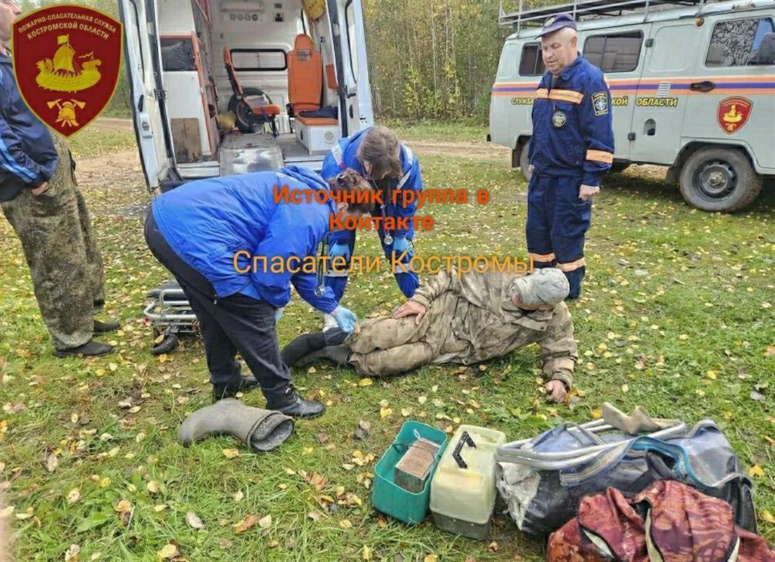 Костромские спасатели разыскали в лесу сломавшего ногу грибника