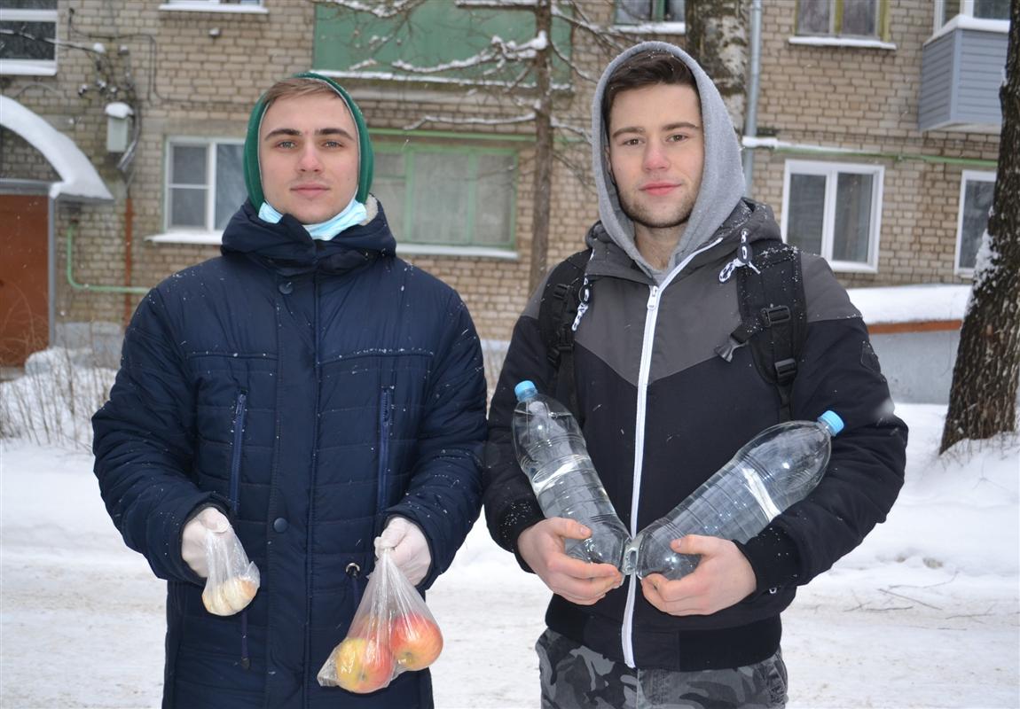 В Крещение пожилым костромичам святую воду доставляли волонтеры  
