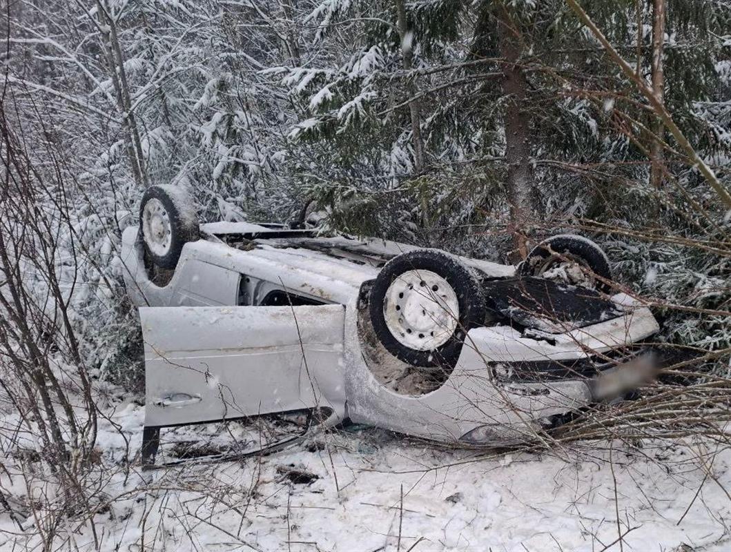 На костромской трассе водитель легковушки не справился с управлением и улетел в кювет