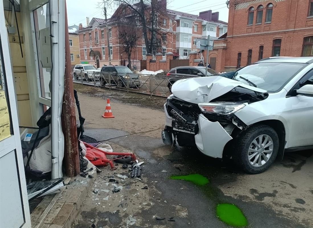 В Костроме иномарка сбила женщину с ребёнком на тротуаре
