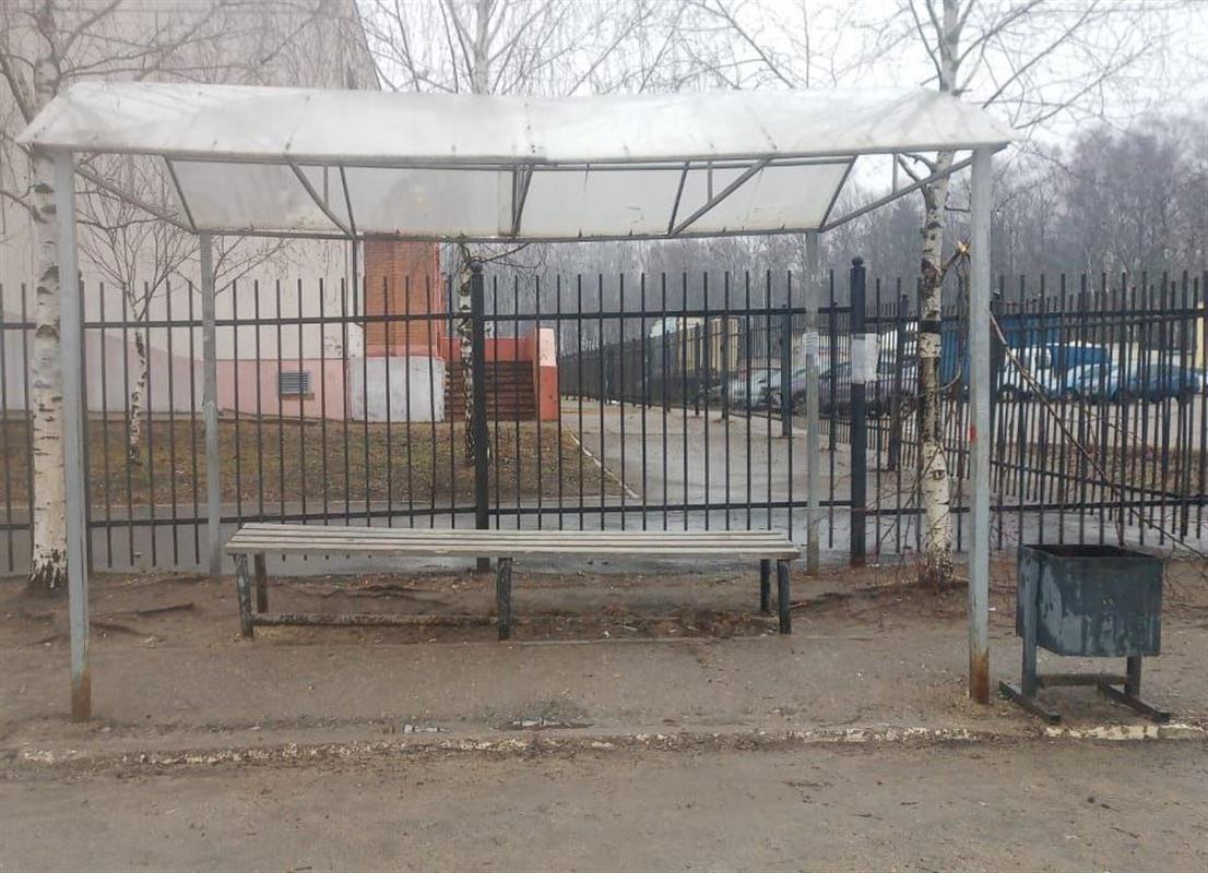 Костромские дорожники навели порядок на автобусной остановке в посёлке Новом
