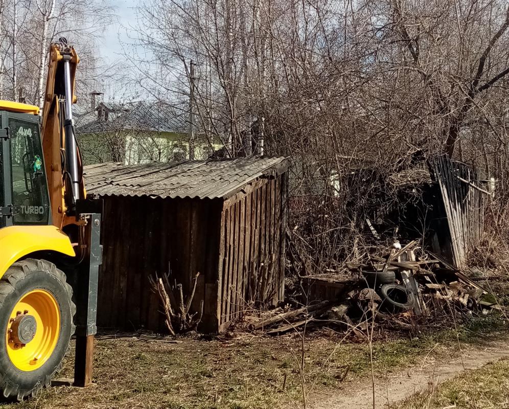 В Костроме на Речном проспекте сносят опасные заброшенные постройки
