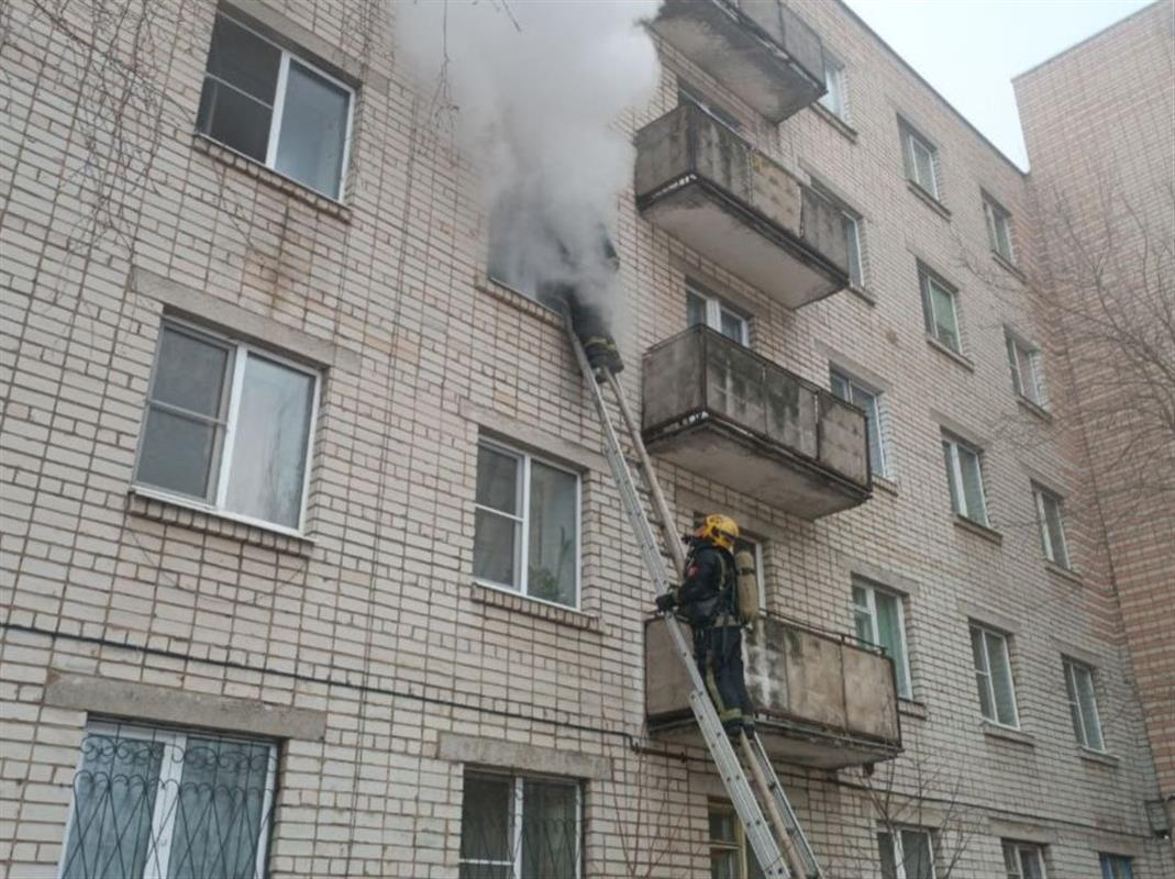 При пожаре в костромской пятиэтажке пострадали двое мужчин
