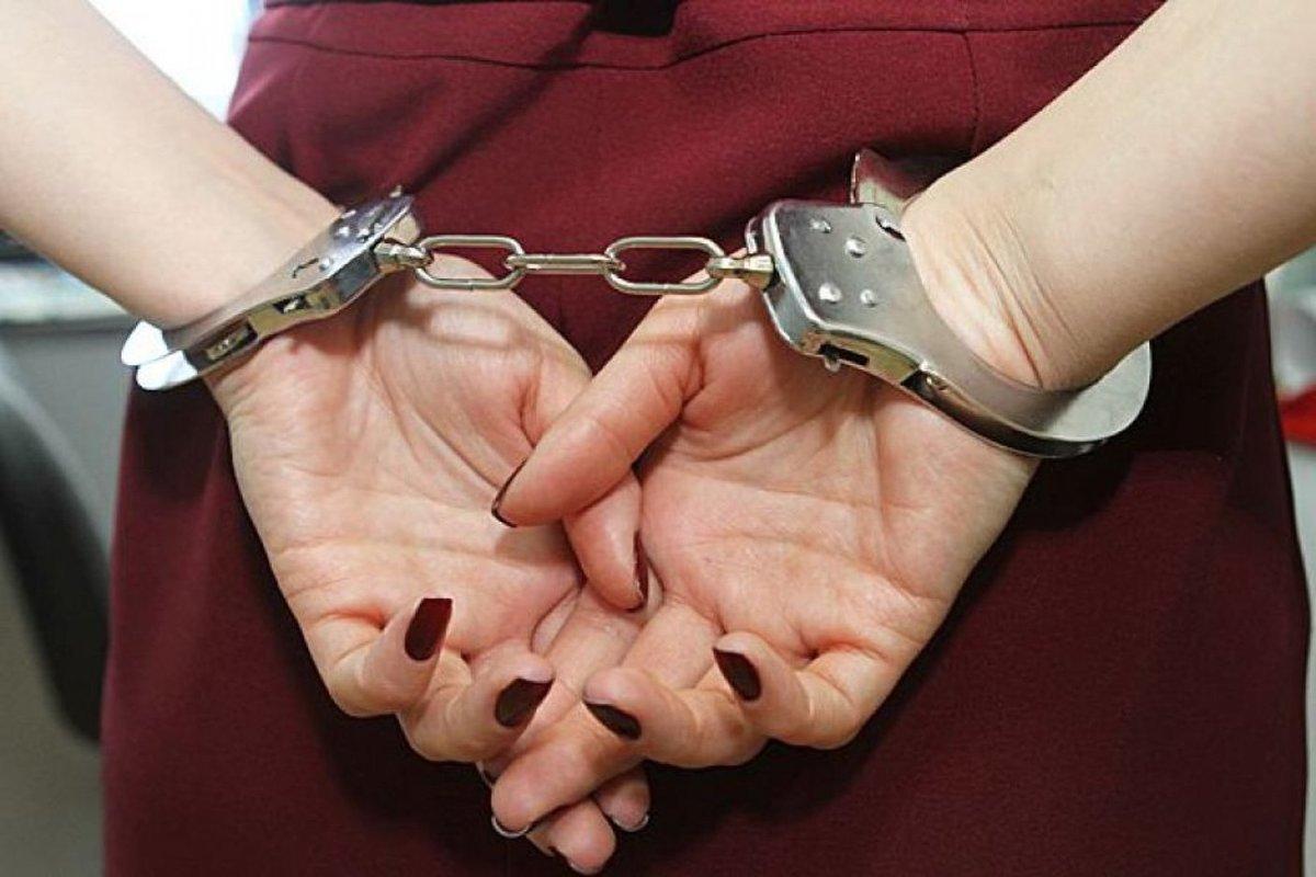 Увидев полицейских, костромичка проглотила сверток с наркотиком
