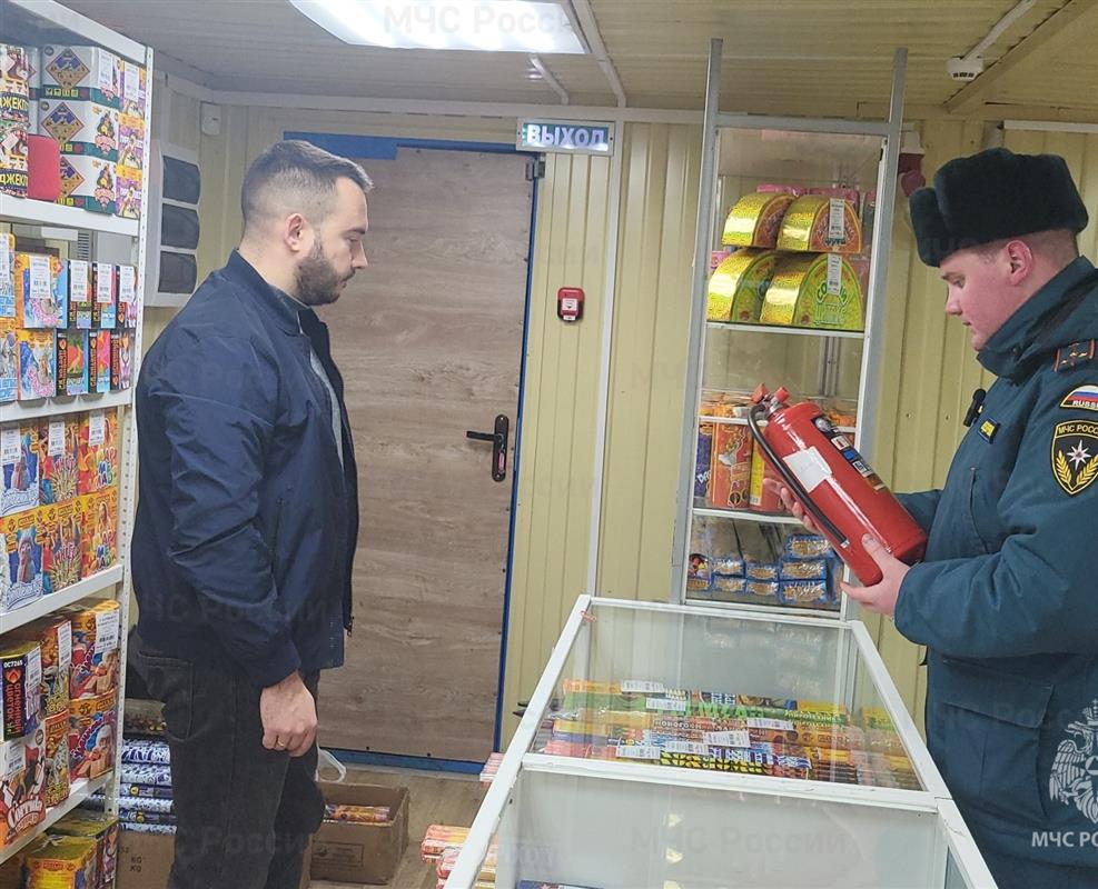 Сотрудники МЧС рассказывают о пожарной безопасности продавцам пиротехники в Костроме