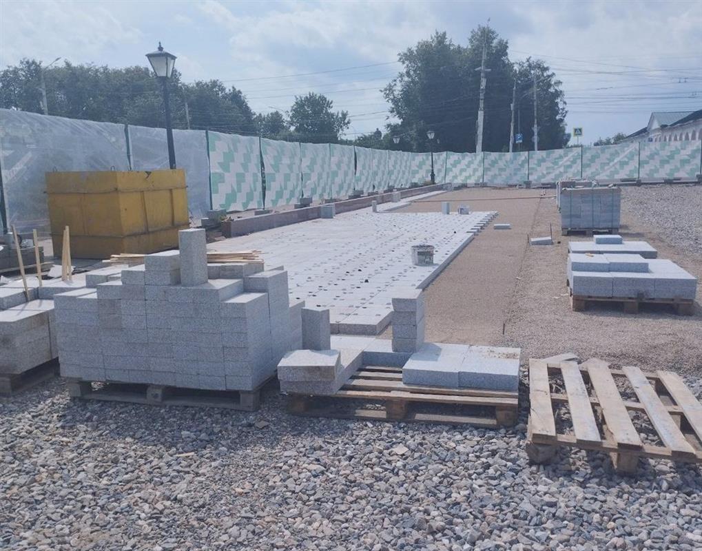 На главной площади Костромы началась укладка гранитной плитки
