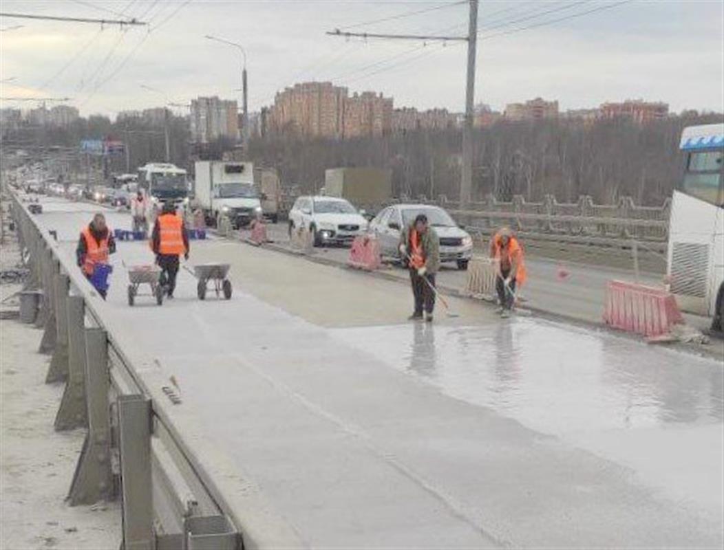 На костромском мосту подрядчик наносит новую гидроизоляцию