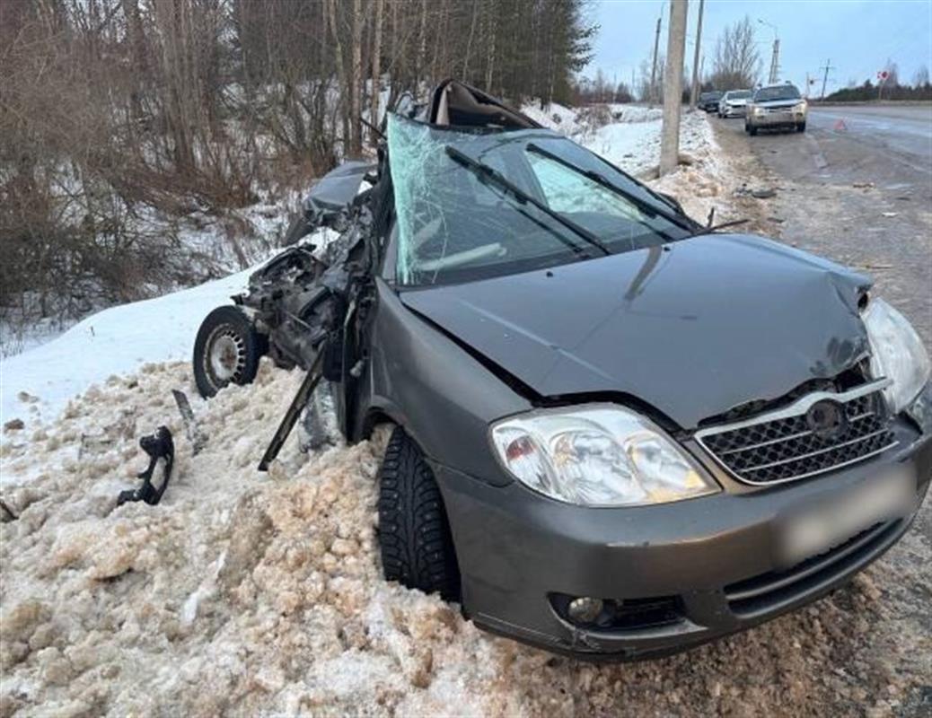 На костромской автодороге иномарка столкнулась автобусом