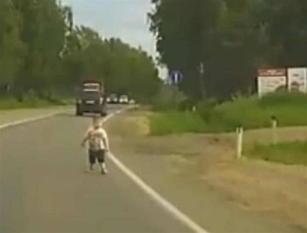 В Костромском районе разыскали родственников 2-летнего ребенка, гулявшего у дороги
