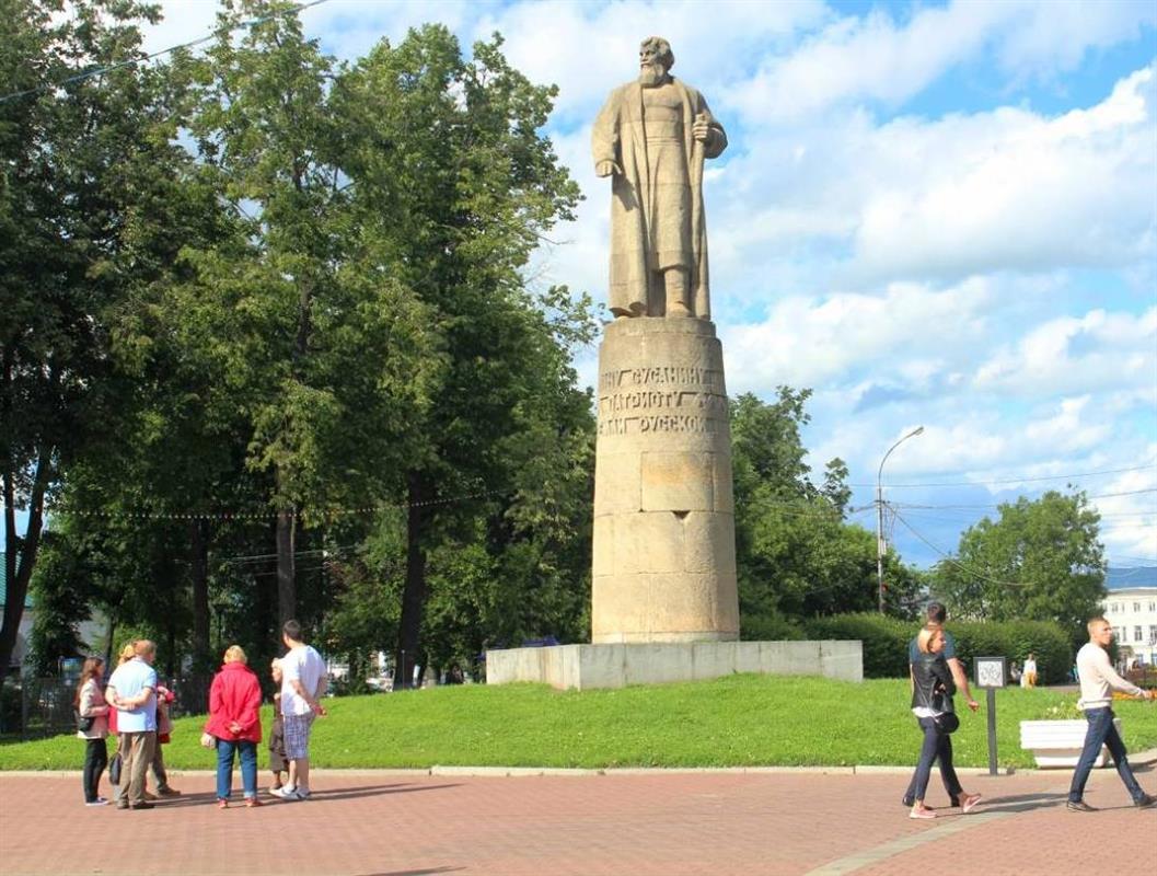 На аллеях костромского сквера Ивана Сусанина приведут в порядок старые липы
  