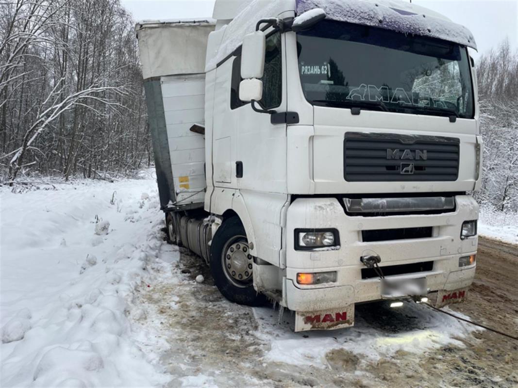 Костромские автоинспекторы помогли водителю фуры выбраться из «снежной ловушки» 