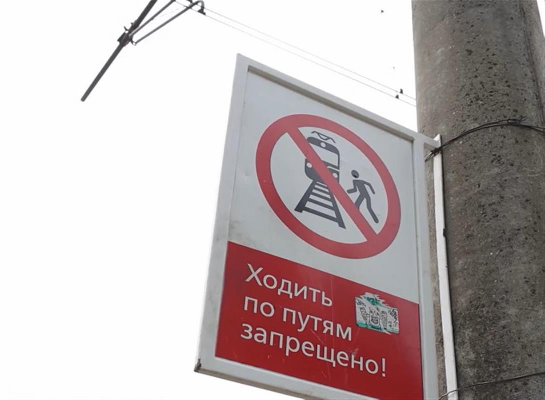 В стремлении рискнуть жизнью на ж/д путях костромские вандалы ломают железный забор
