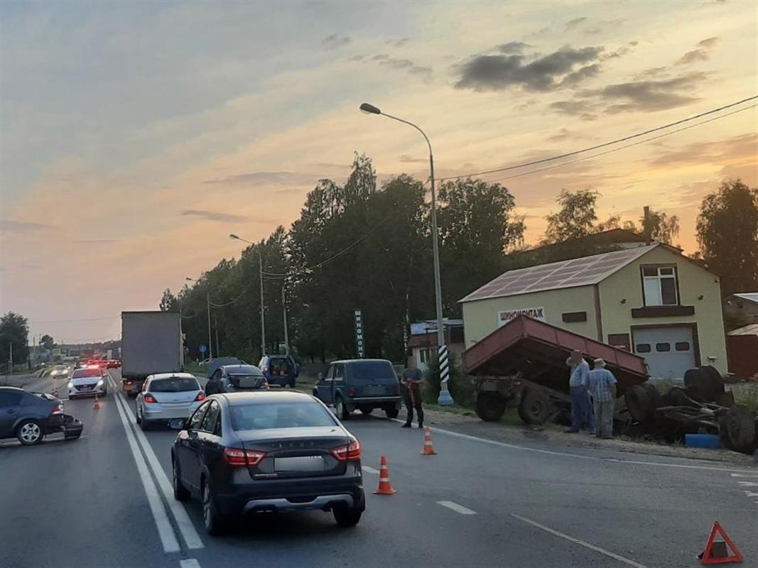 Ребенок пострадал в двойном ДТП в Костромском районе
